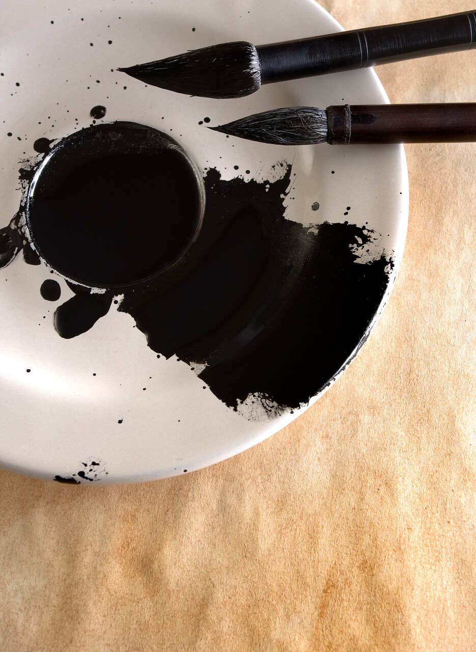 文艺白色盘子里的墨水墨汁毛笔