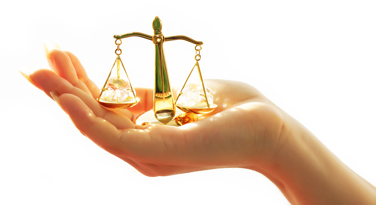 白底局部特写手托天平平衡法律正义公平公正315消费者权益日