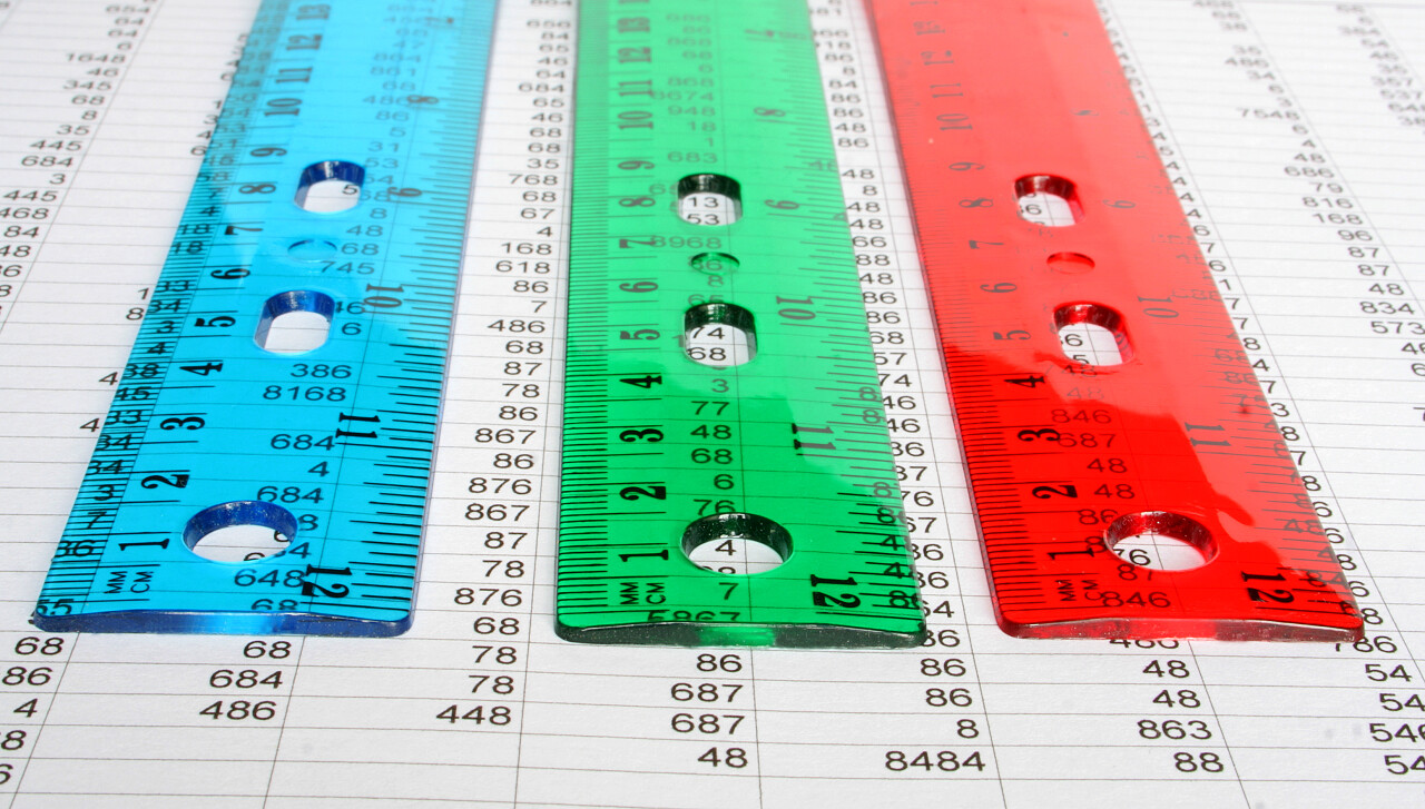 办公学习文具纸张上三个颜色的直尺蓝色直尺绿色直尺红色直尺