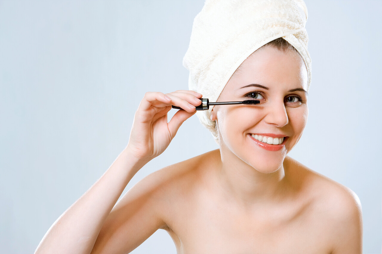 头裹毛巾的欧美漂亮女性开心地刷眼睫毛人物睫毛美容图片