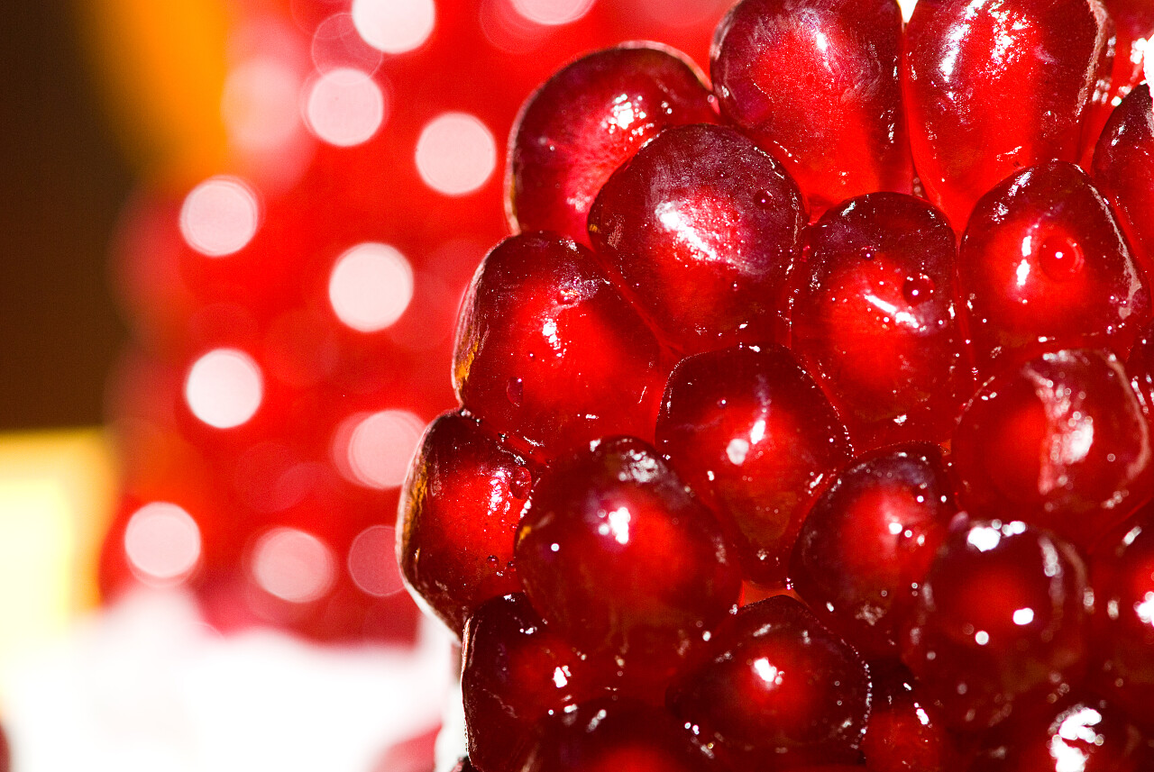 红色新鲜诱人水果石榴籽特写