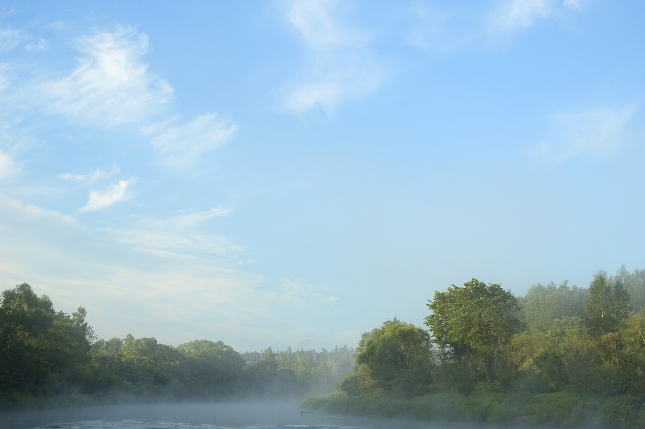 清晨大自然山水风景雾气环绕的湖面风景图