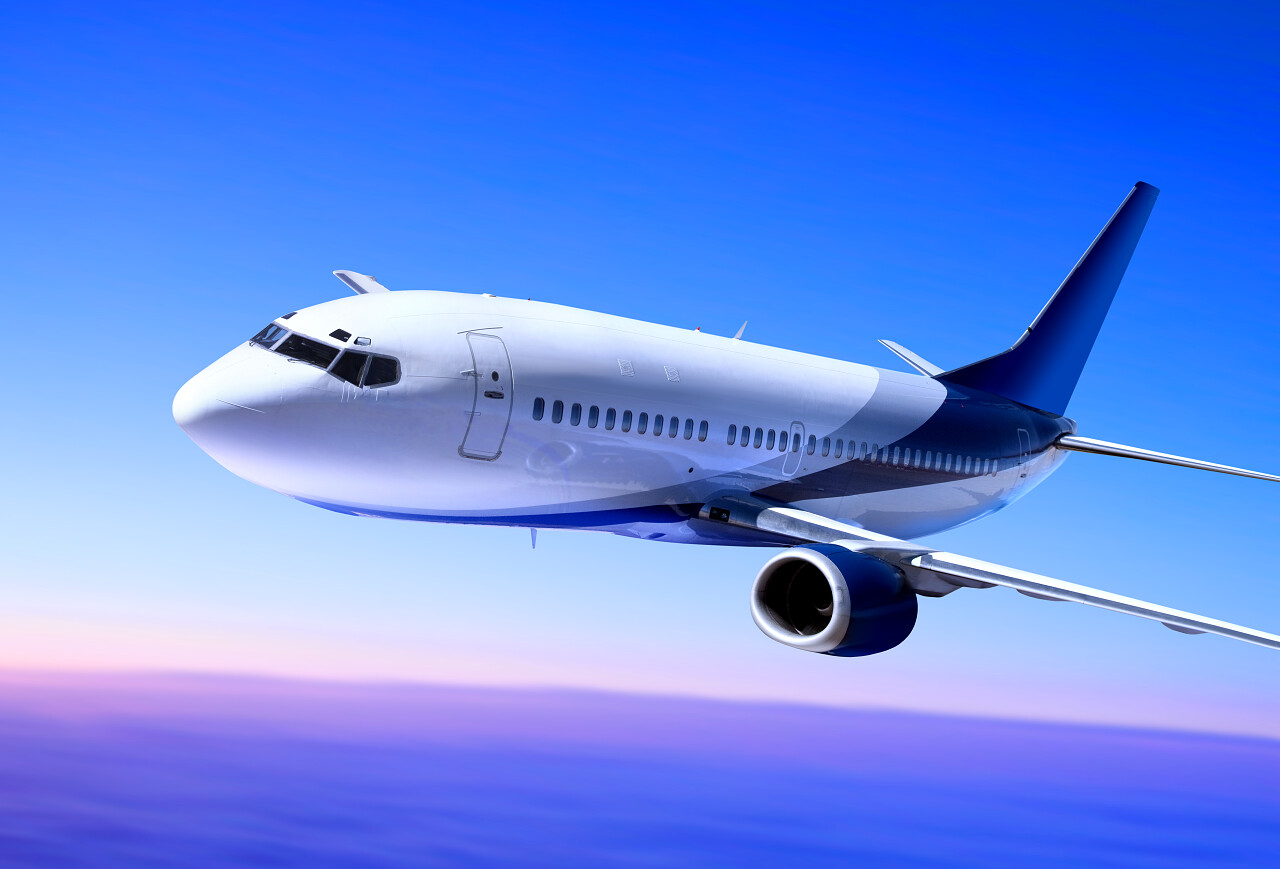 干净简约蔚蓝天空中飞行的飞机