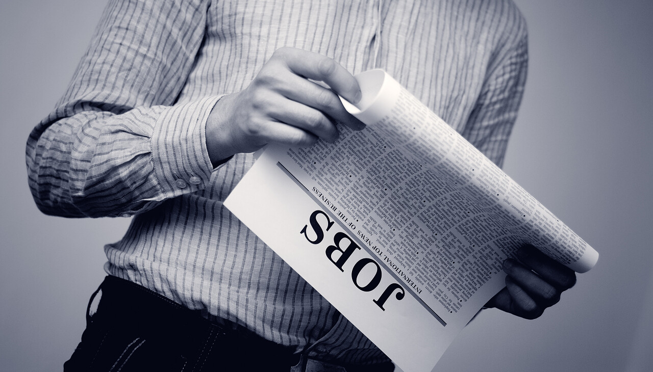 灰色商务男人看报纸找工作人物特写