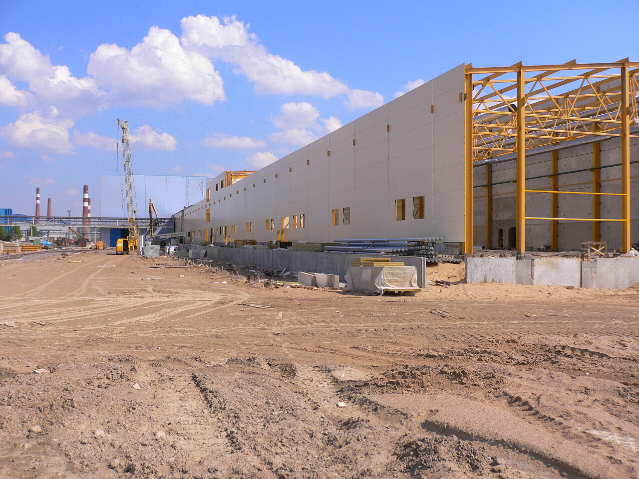 蓝天下的工地正在建设的厂房外景