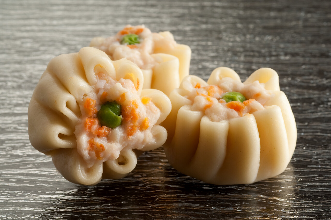 美味食物黑色木质纹理桌子上的虾仁点心精美精致