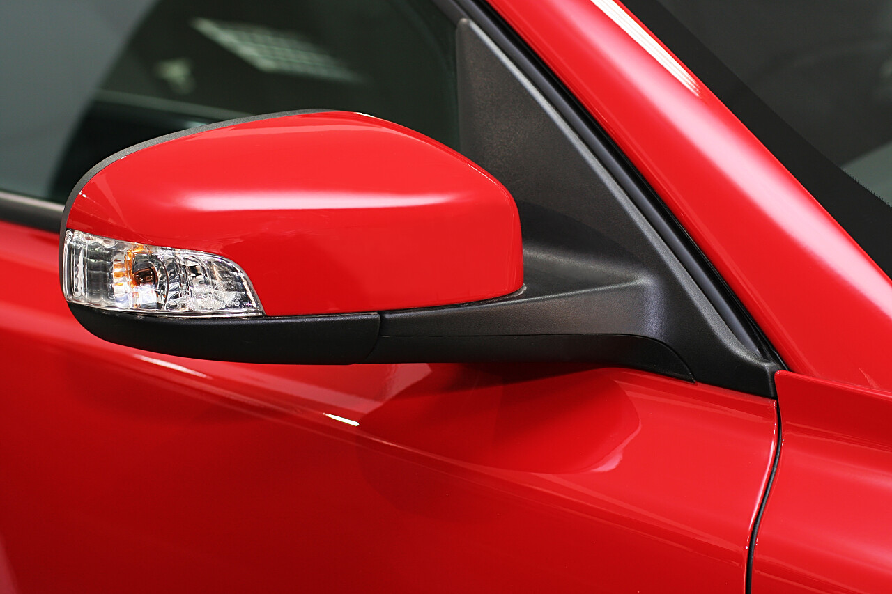 豪华红色汽车后视镜特写