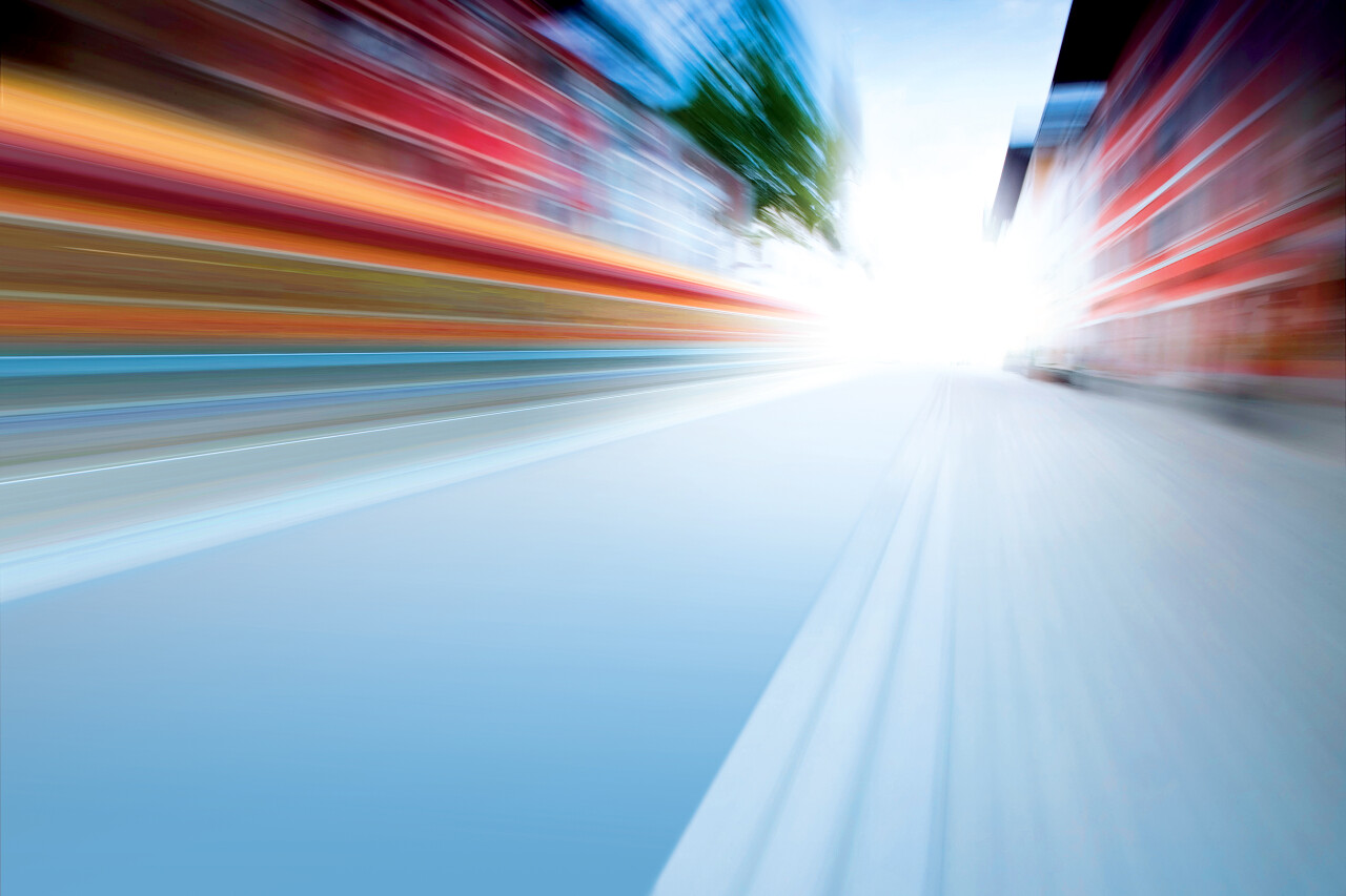 快速运动高速驾驶形成的彩色模糊街景