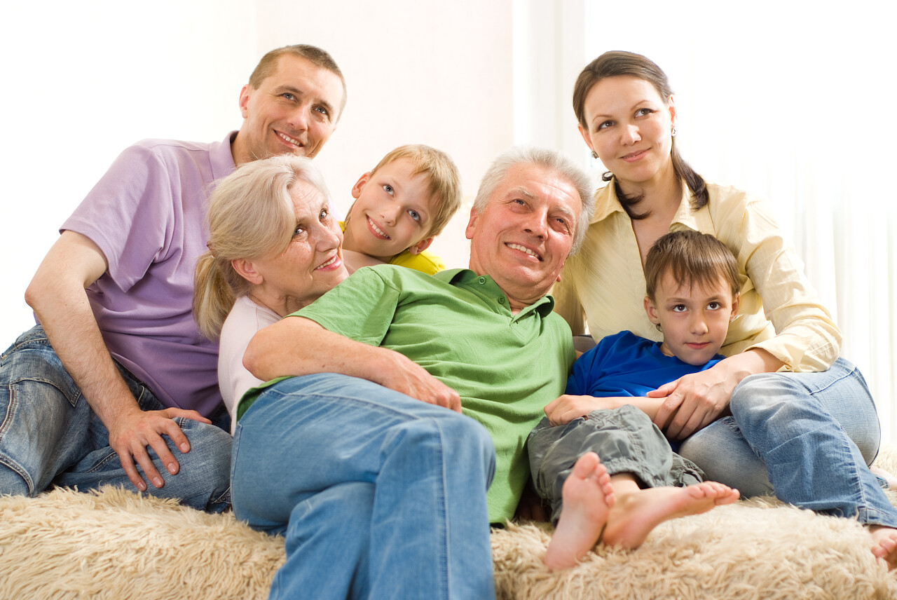 幸福温馨快乐的依偎在一起的一家六口人物幸福一家人图片