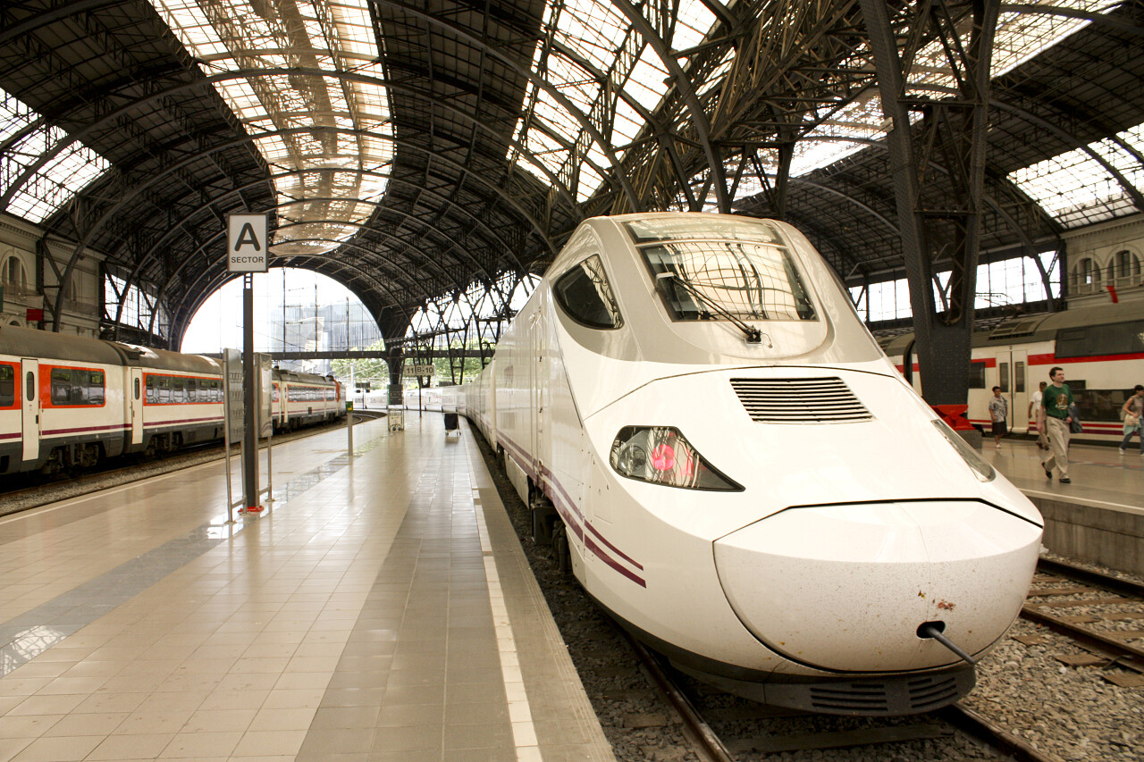 列车到达的火车站地铁站高铁站背景图