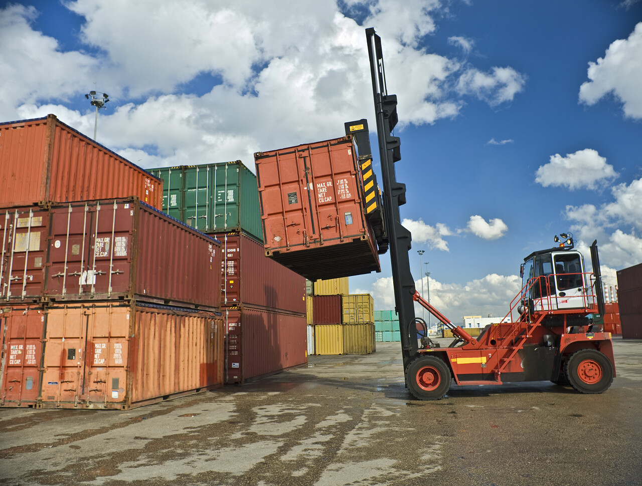 港口码头在作业的叉车运集装箱的叉车物流平台海关日