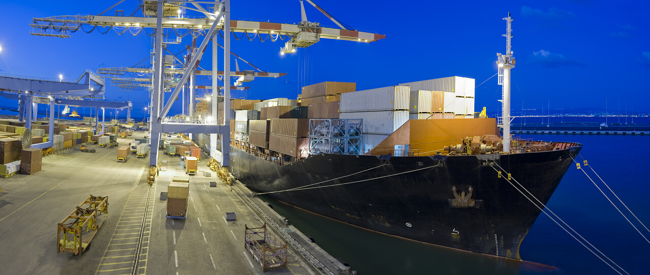 港口码头夜景全景停靠码头的运输货船物流平台海关日