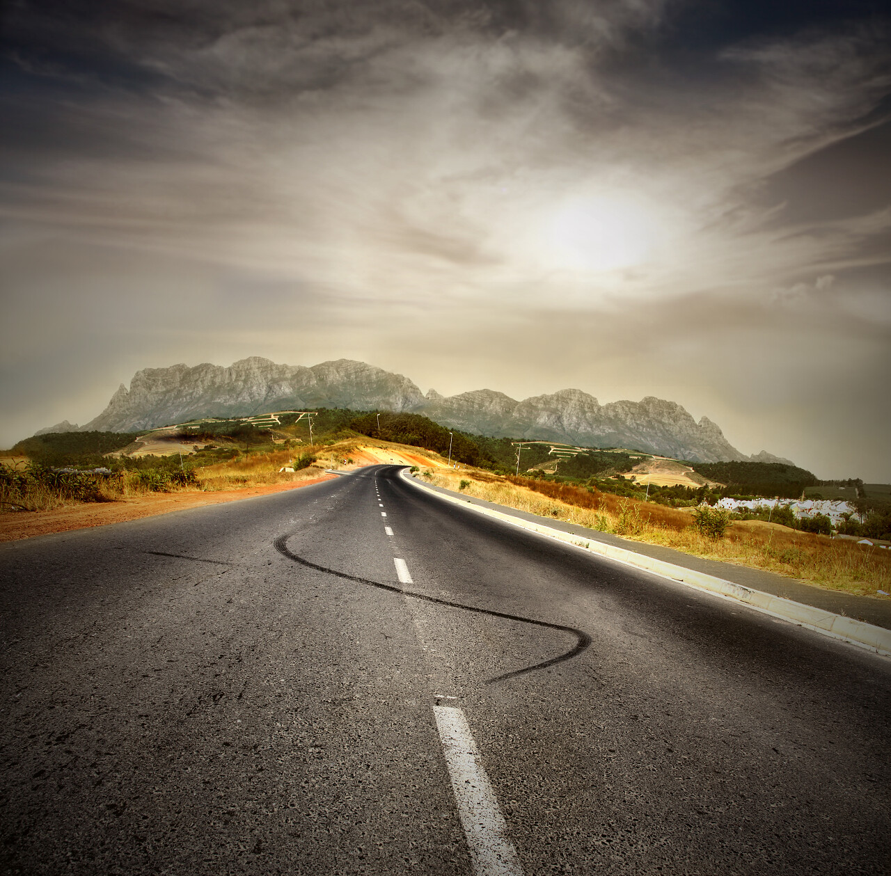 恶劣天气刹车痕迹道路全景