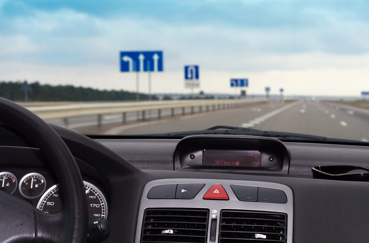 高速公路行驶的汽车表盘油表特写