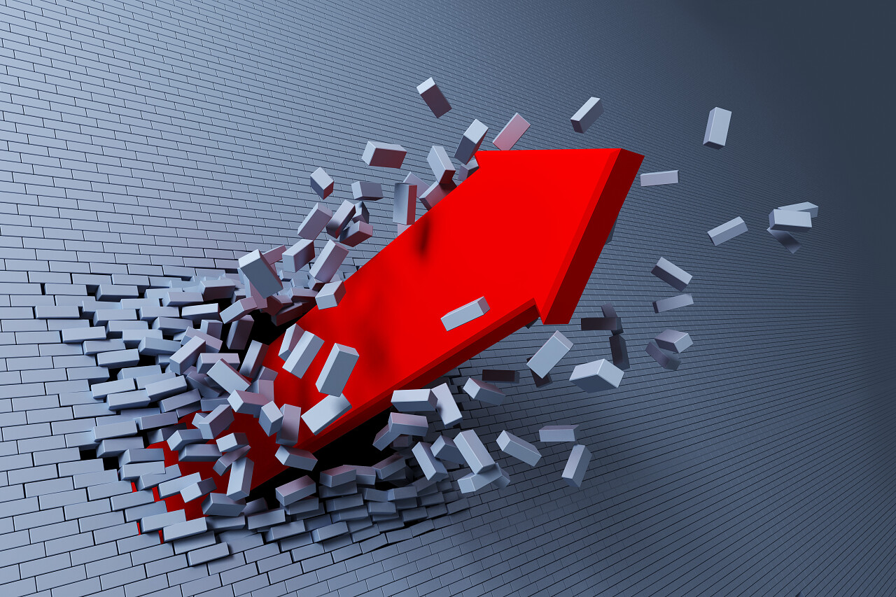 爆裂突破效果3d穿过砖墙的红色箭头突破执行力提升箭头提升