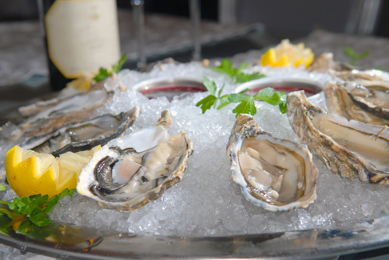 新鲜海鲜水产餐饮食物一盘冰上的牡蛎
