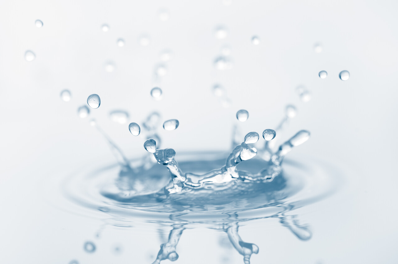 白色底个性水花溅起的圆形水花