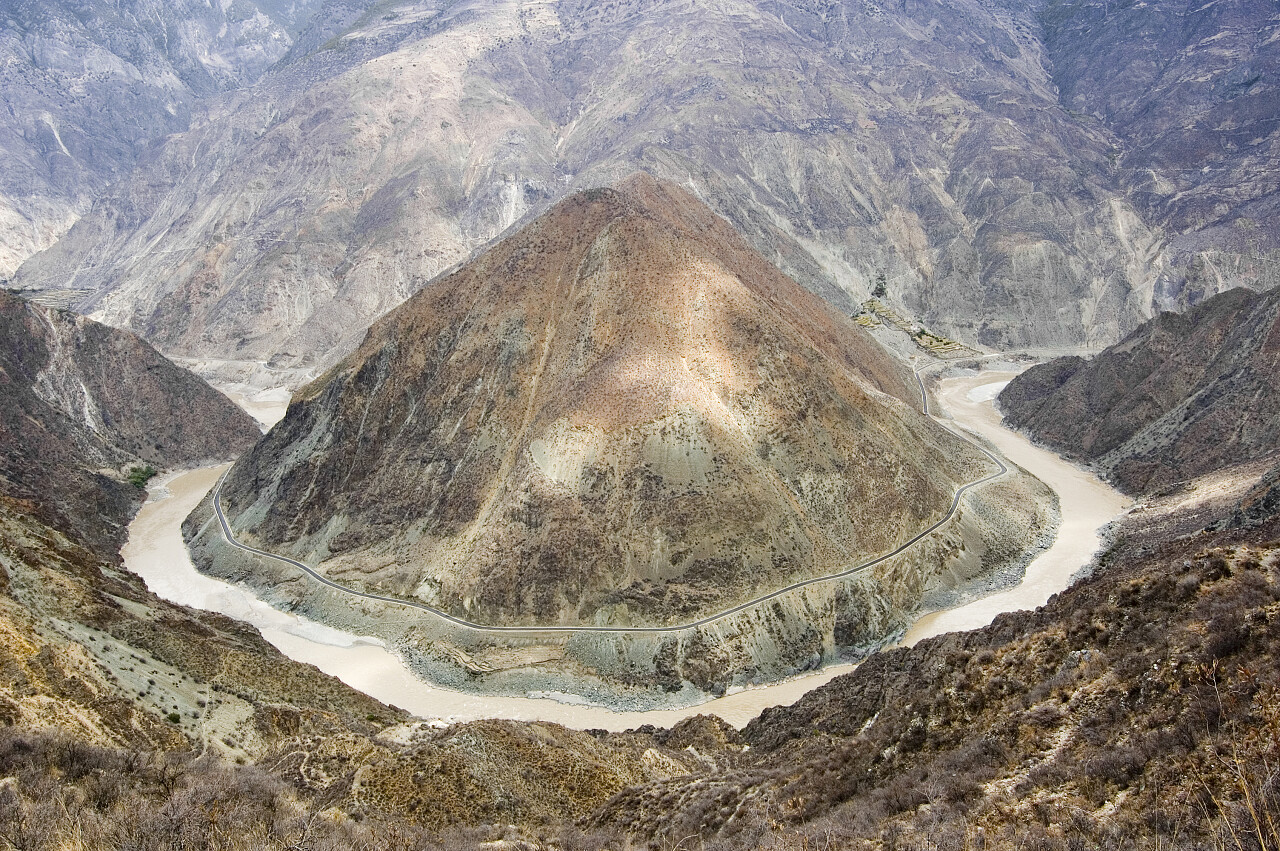 航拍自然风景长江山谷中的河流风景图