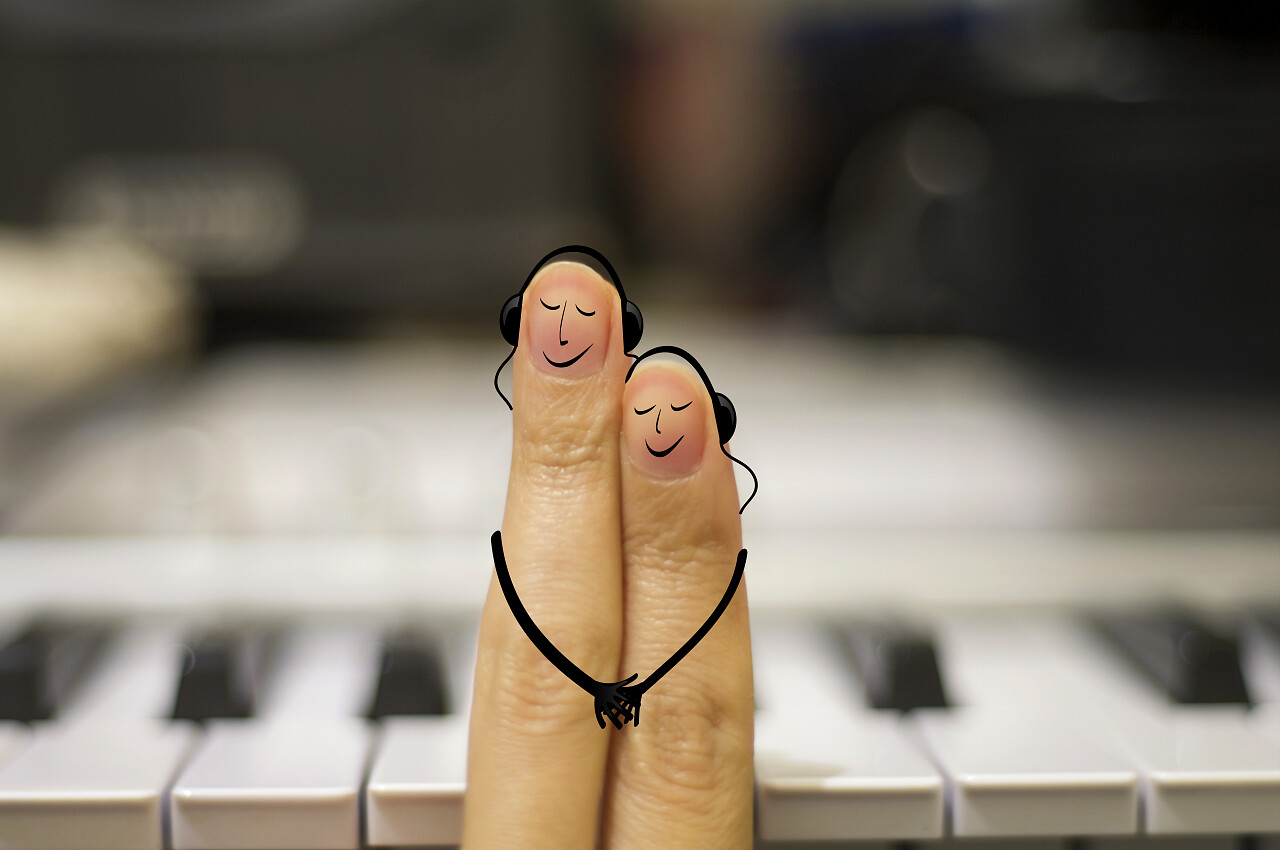 浪漫卡通可爱黑白键背景拟人化的拥抱的两只手指七夕520情人节214情人节