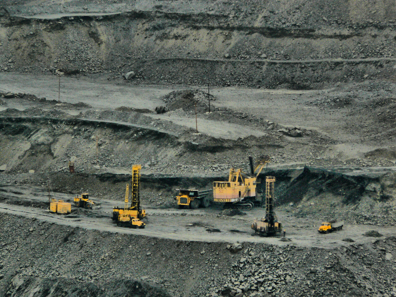 煤矿安全生产安全生产月远景能源采集采矿背景