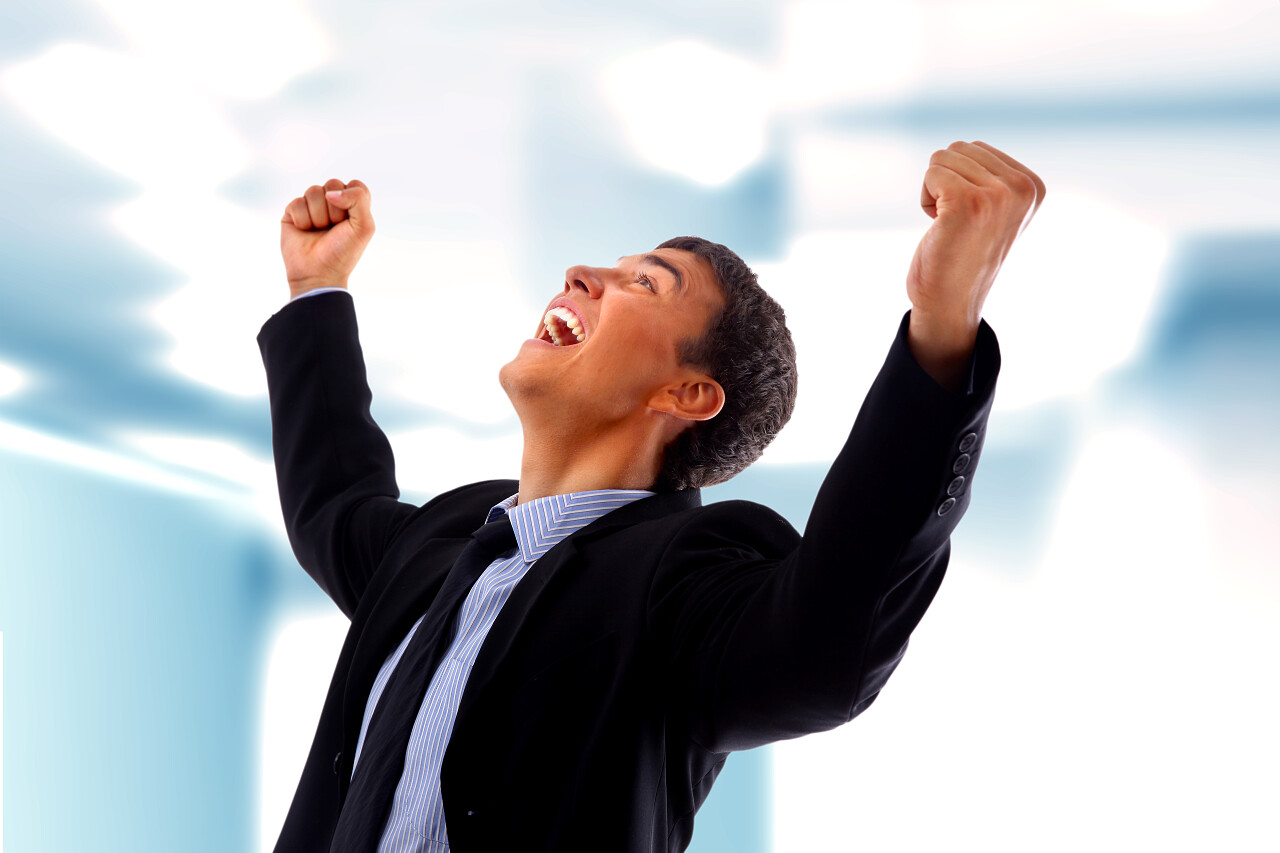 商务蓝底背景举起双手欢呼高兴的的商务男人人物胜利喜悦图片