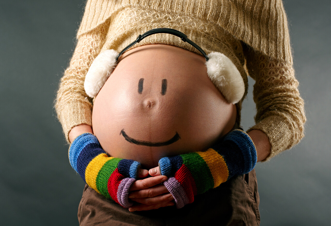 灰底孕妇怀孕的女人孕妇写真孕妇艺术照照相馆图片