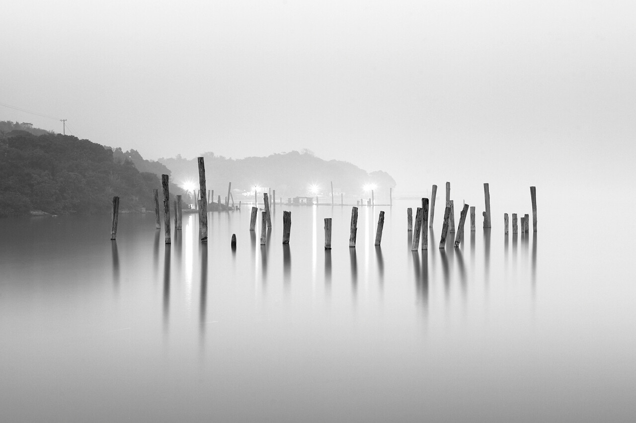 灰色水面海面湖面木头自然景观小山小岛岛屿