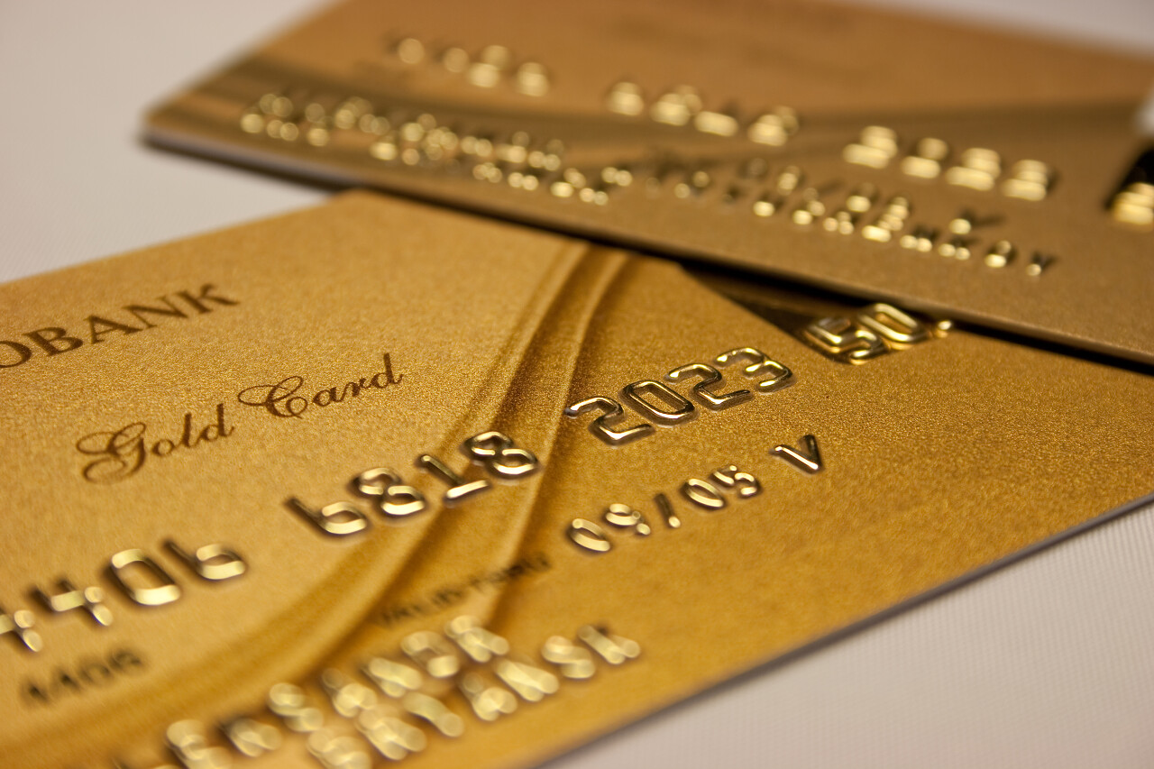 一张金色的英文字样的银行卡