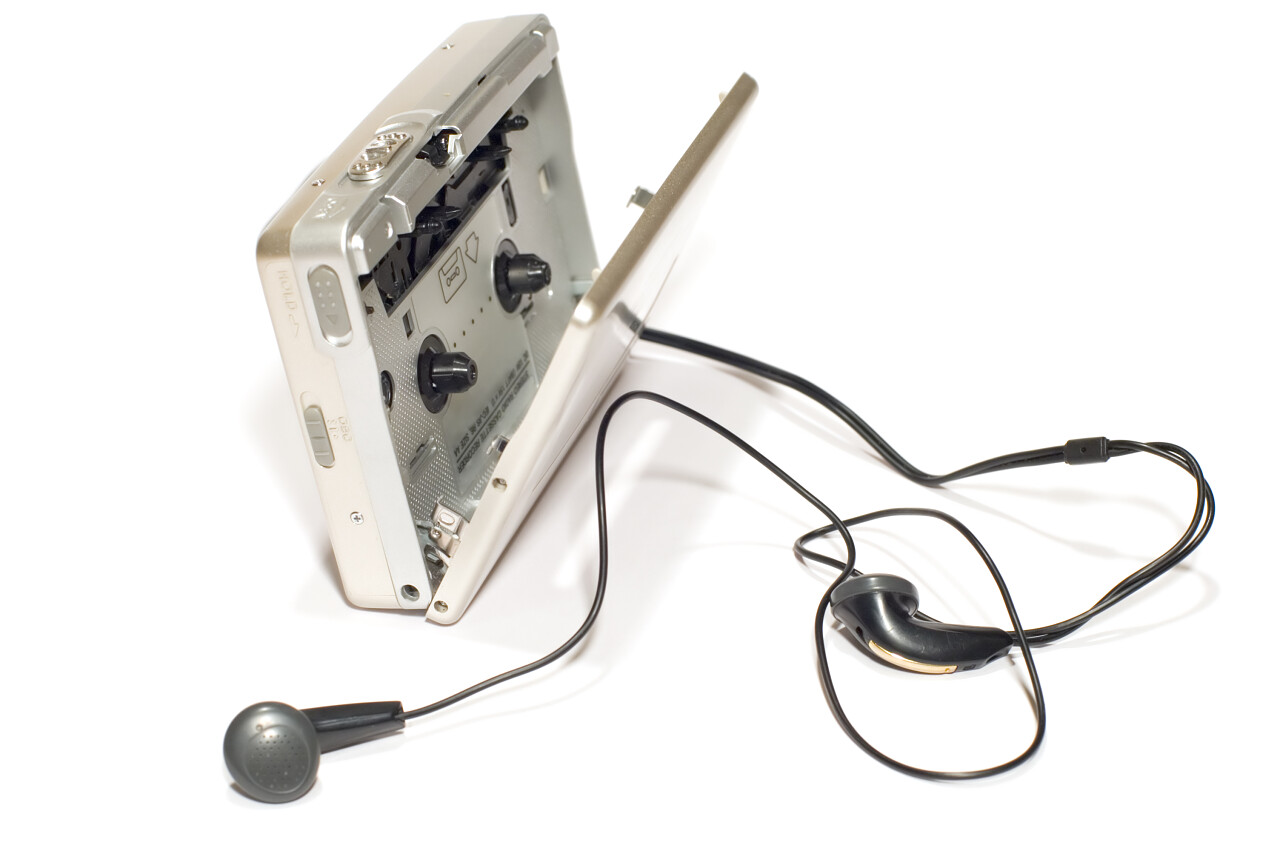 白底带耳机的复古音乐播放器