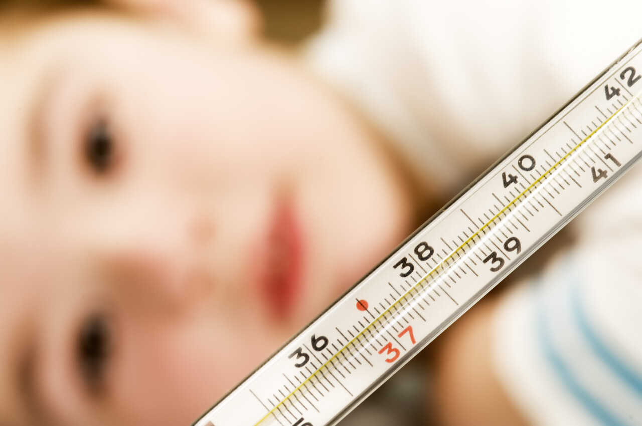 小孩背景手拿体温计手部特写生病的女孩人物图片