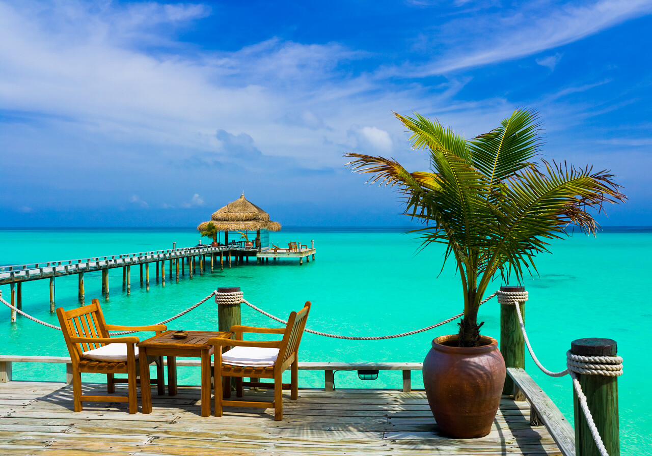 自然风景海边休闲旅游度假海上茅草亭风景图