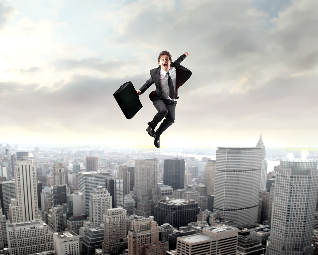 商务在城市建筑背景商务开心跳跃的商务男人人物图片