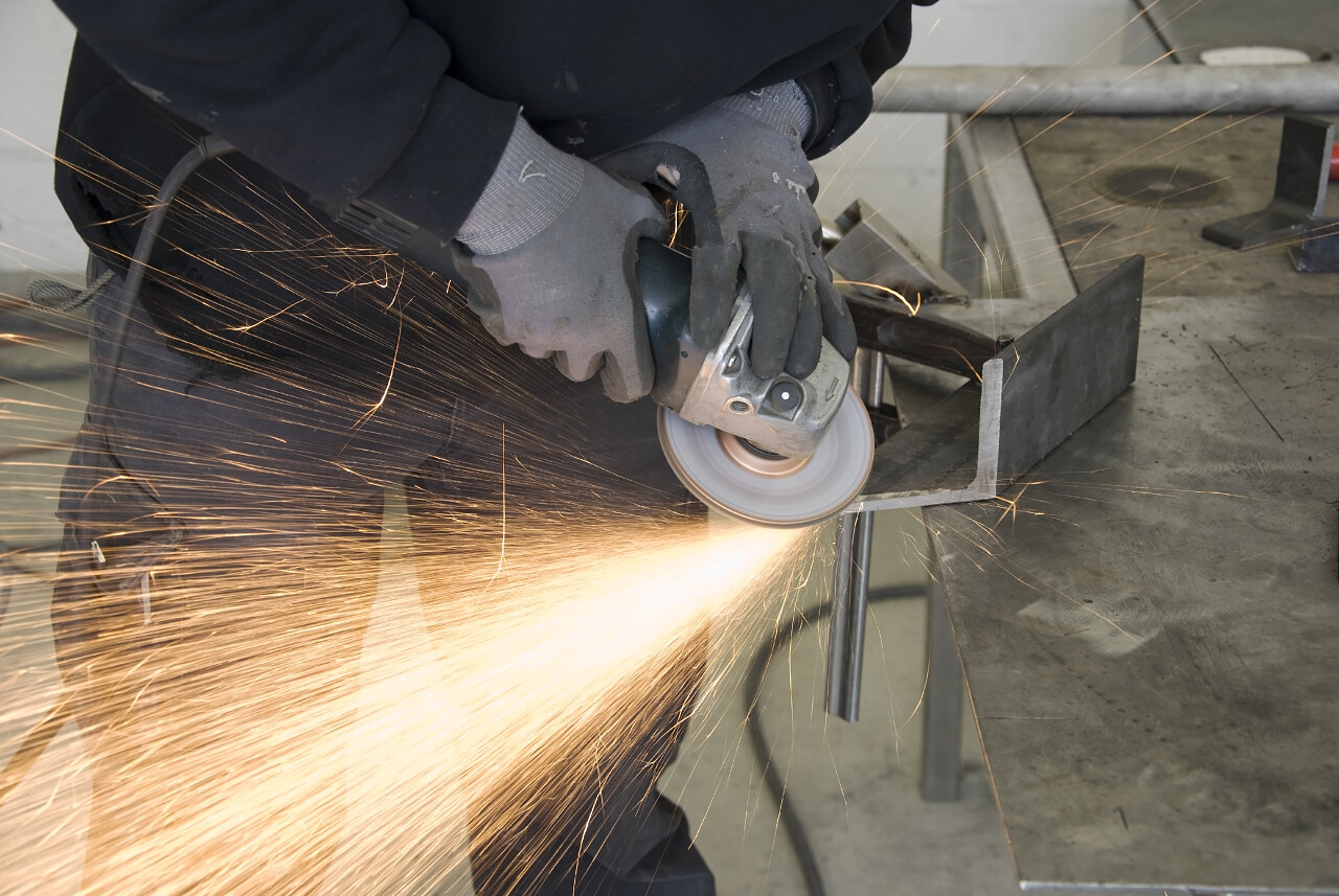 工人使用磨砂轮切割电光火花人物图片