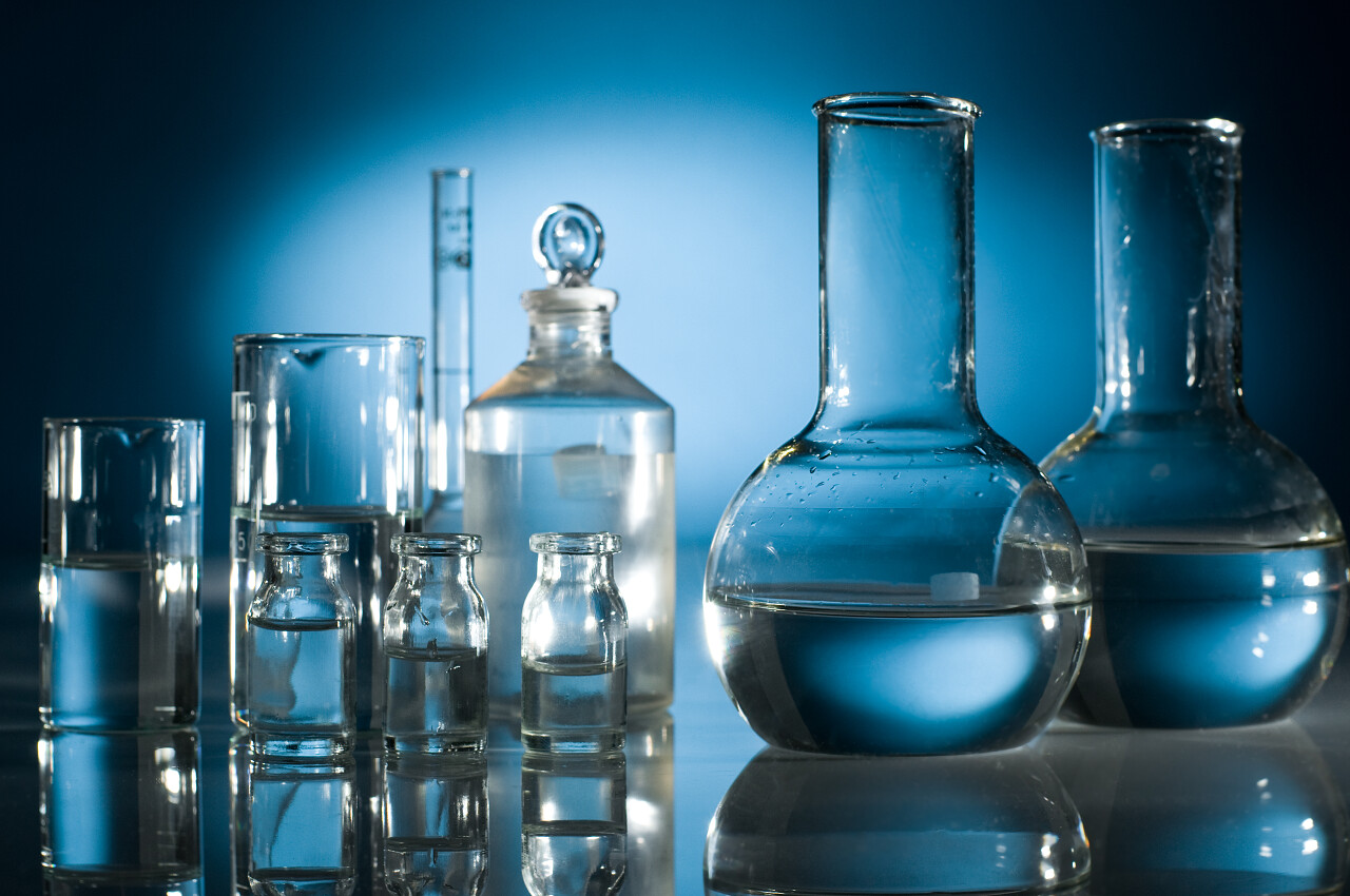 蓝底科研技术科学研究玻璃仪器背景图