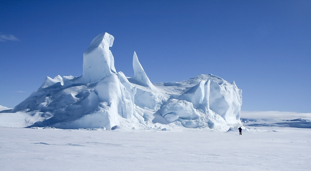 摄影师拍摄冻在海中的一座南极冰山
