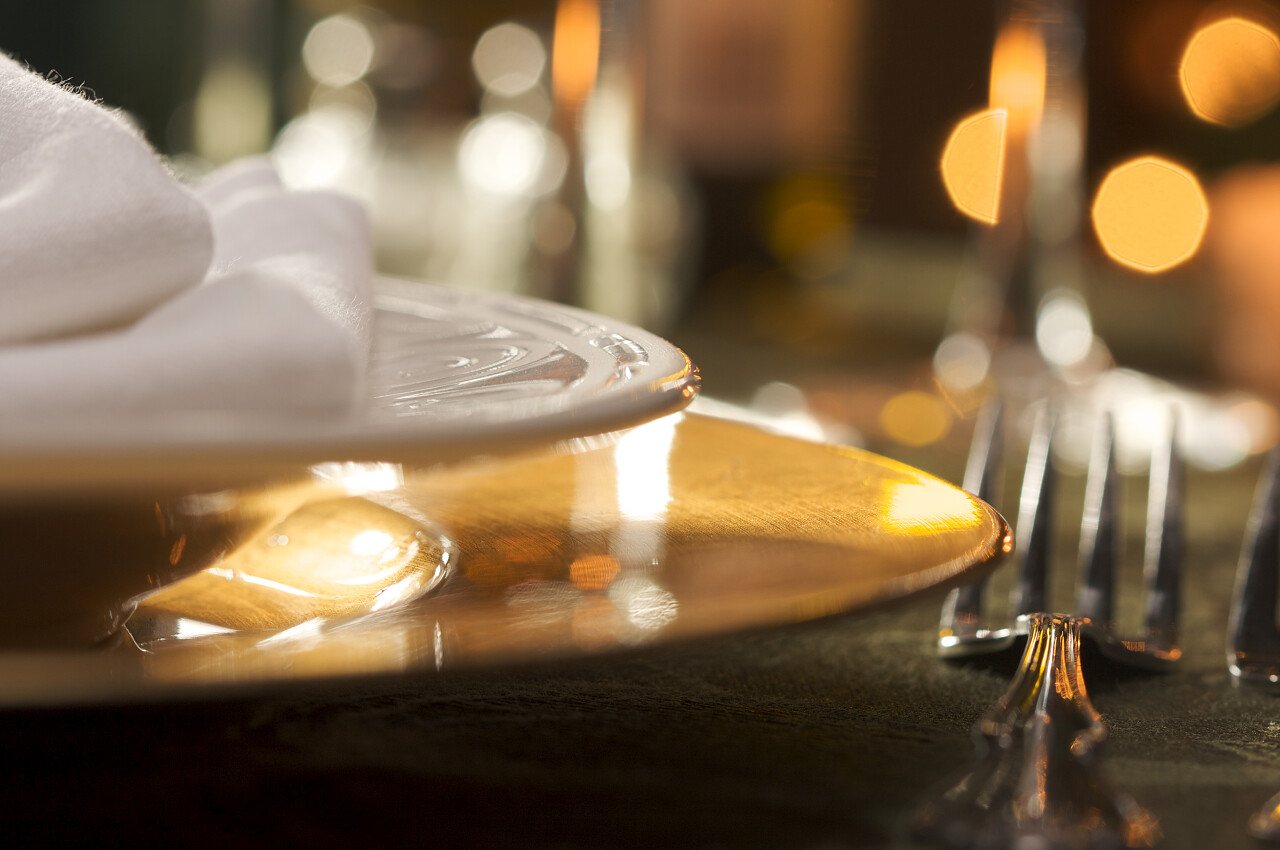 优雅晚宴餐具近景背景图