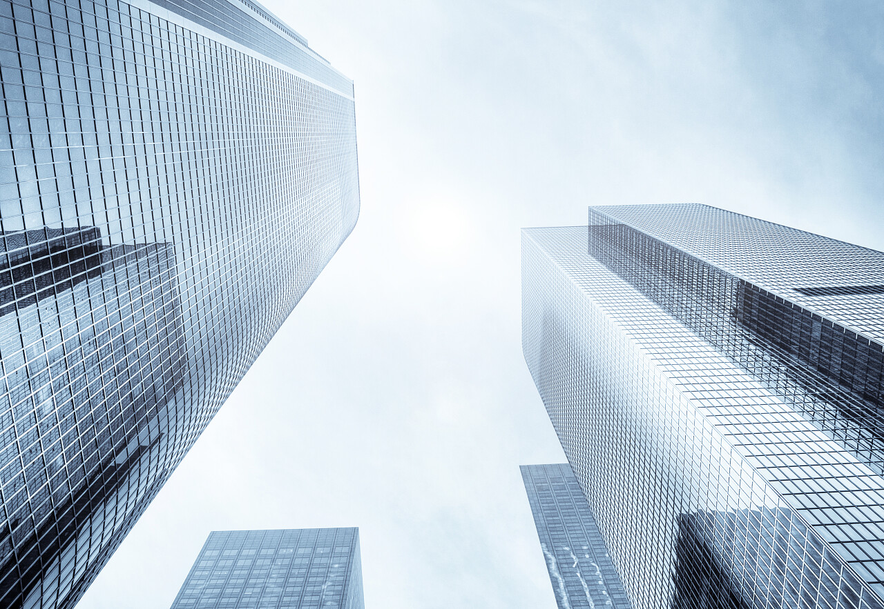 明亮的天空大楼仰视三栋大楼摩天大楼