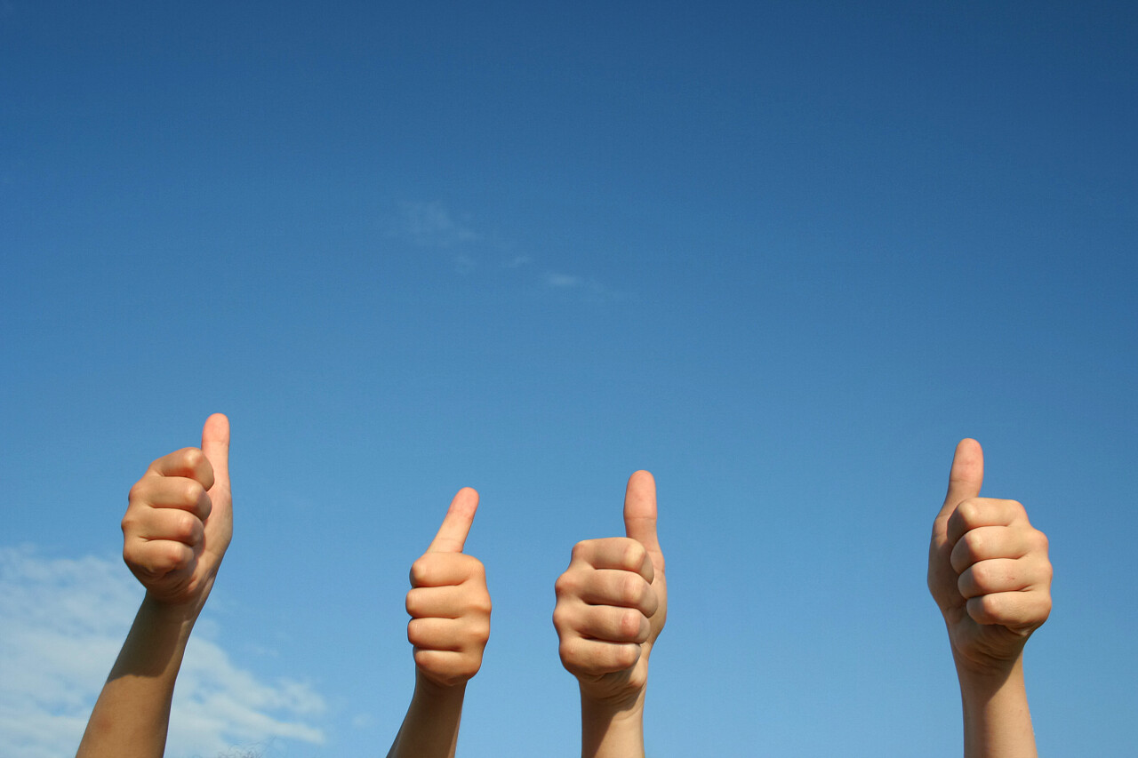 蓝色背景下手给竖起大拇指好标志加油点赞点赞手势