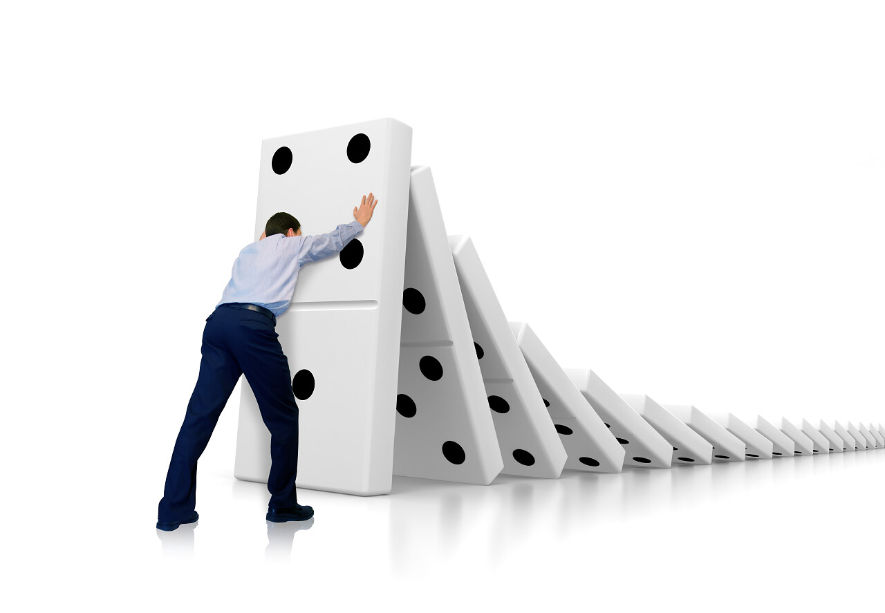 白底男人和多米诺牌效应领导力提升
