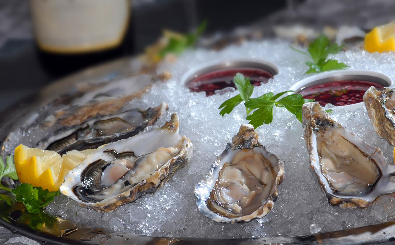 新鲜海鲜水产餐饮食物一盘冰上的牡蛎