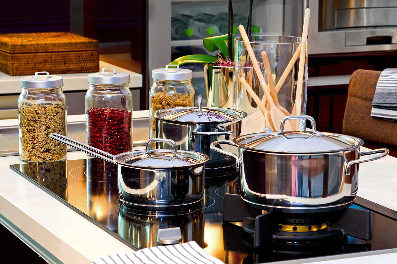 现代厨房的厨具灶具不锈钢锅