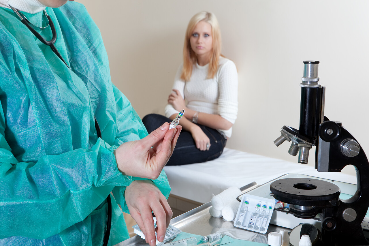 成人疫苗接种医生为病人接种疫苗医生打针注射