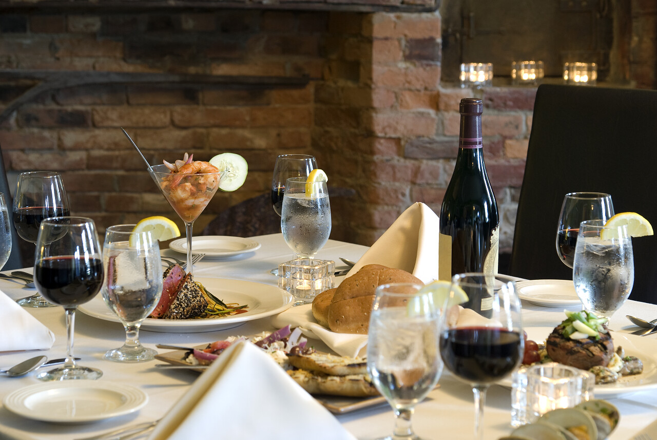 摆满食物的餐桌聚会氛围摄影