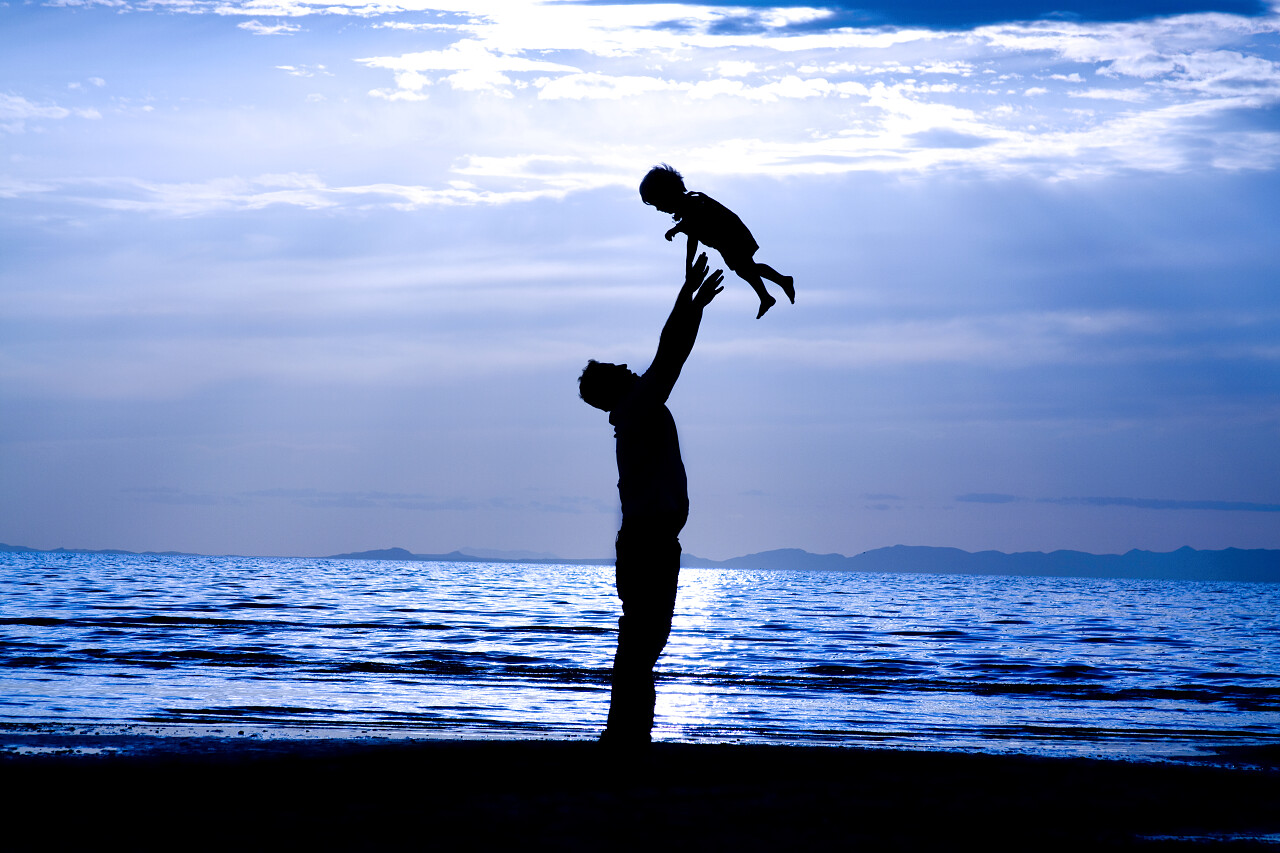 在海边玩耍的父子休闲亲子自然风光幸福童年美好童年