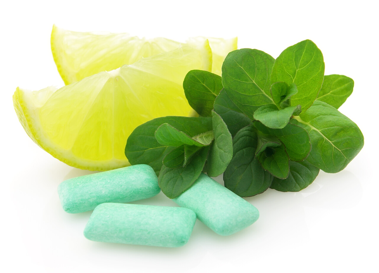 实拍静物薄荷口香糖和水果蔬菜