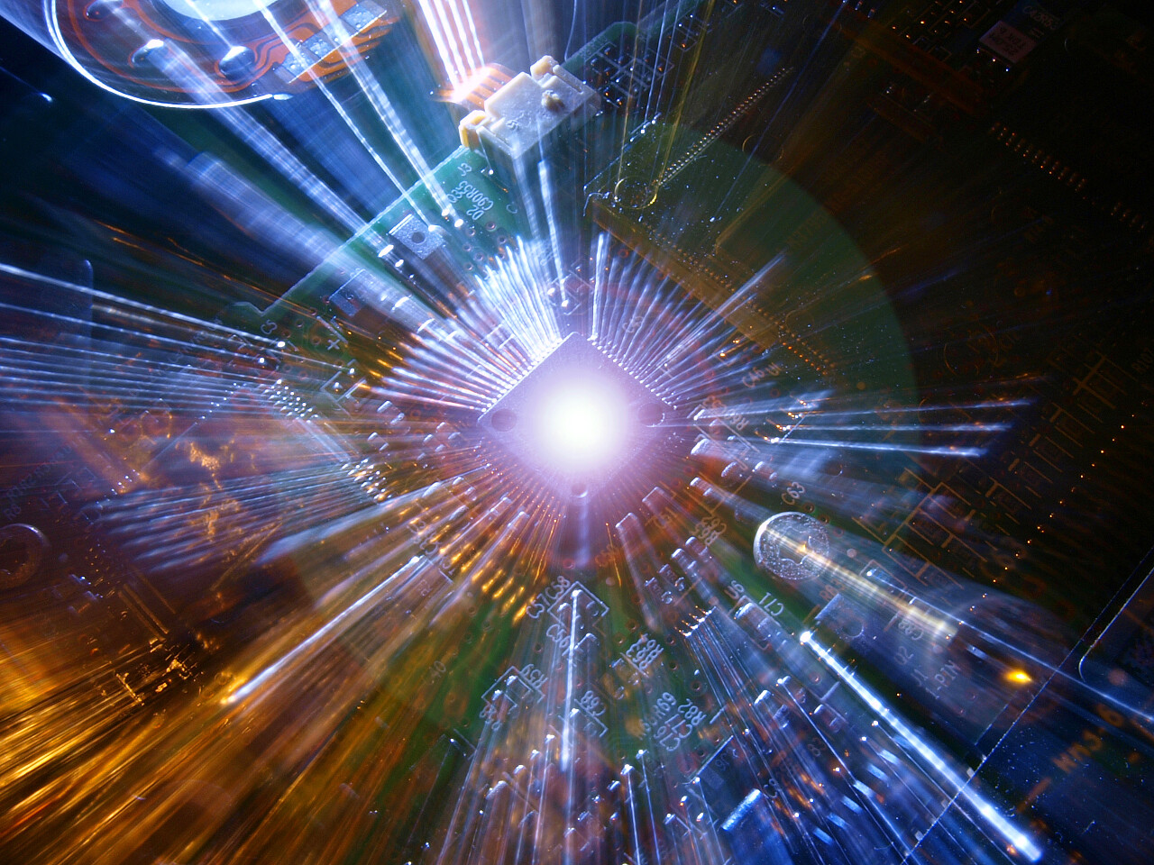 实拍电脑硬盘的电板芯片