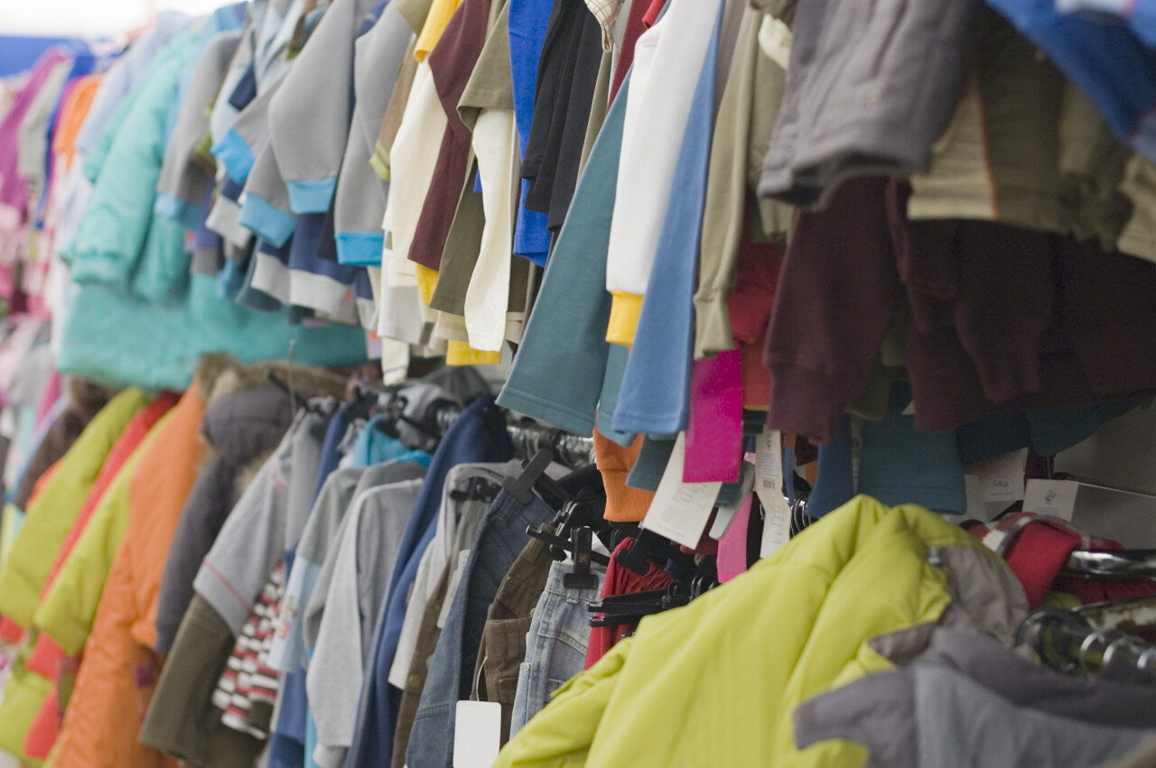 实拍超市的儿童服装店