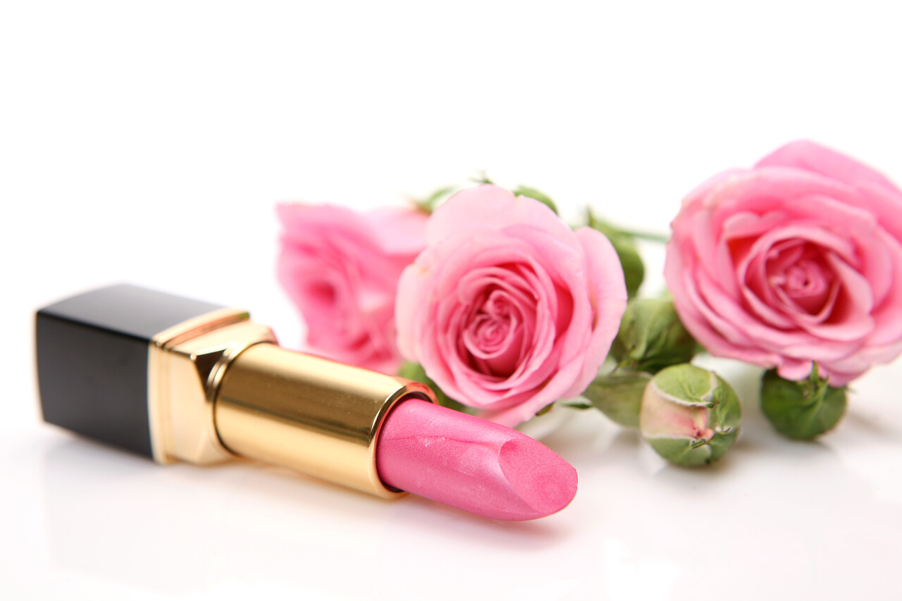 粉色玫瑰花背景粉色口红展示图