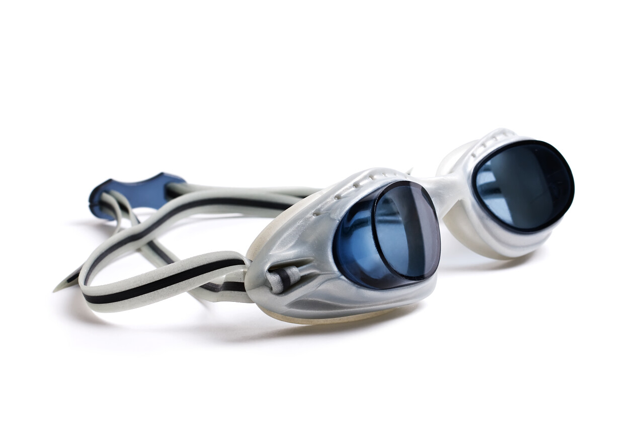 白底一个游泳护目镜