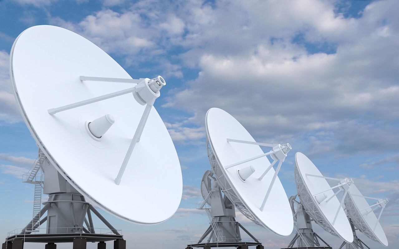 蓝天背景下白色检测雷达设备